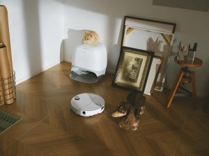 Roborock’s Curv 2 Pro can drop its mop pads to keep your carpets dry